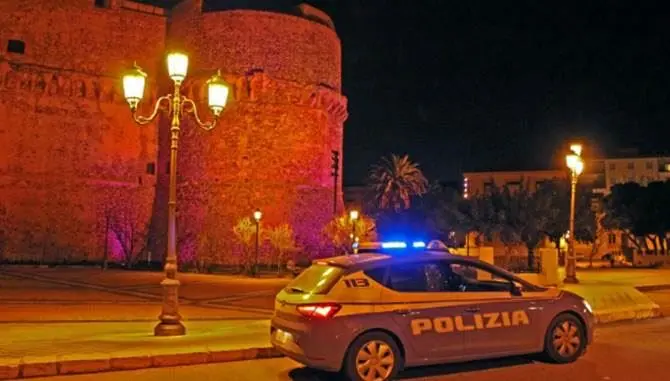 Si introducono nel Castello aragonese di Reggio, arrestati