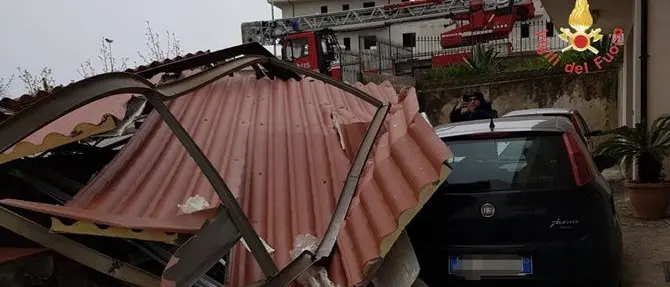 Curinga, il vento fa volare per 200 metri un tetto