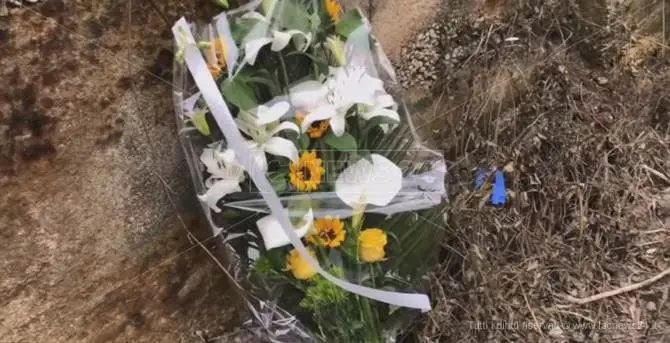 Striscioni, fiori e lacrime in memoria di Matteo Vinci - VIDEO