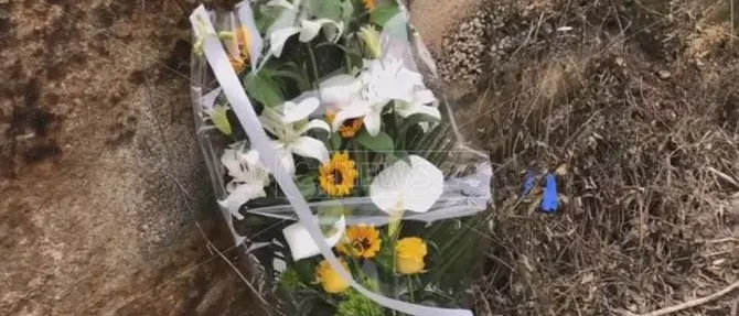 Striscioni, fiori e lacrime in memoria di Matteo Vinci - VIDEO