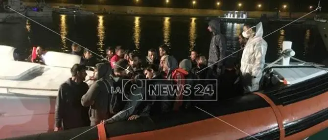 Migranti soccorsi al largo di Roccella Jonica