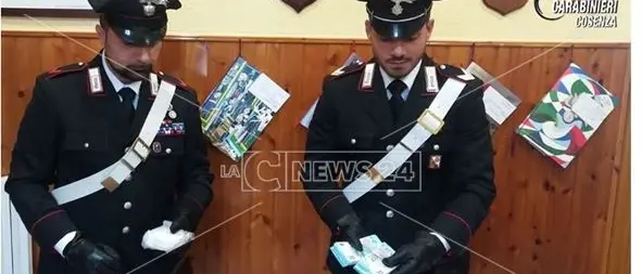 Casali del Manco, soldi e droga nascosti nell'armadio