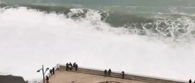 Mareggiata da paura a Catanzaro Lido - VIDEO
