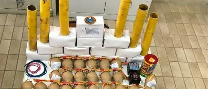 Catanzaro, in casa con materiale pirotecnico: denunciato 34enne