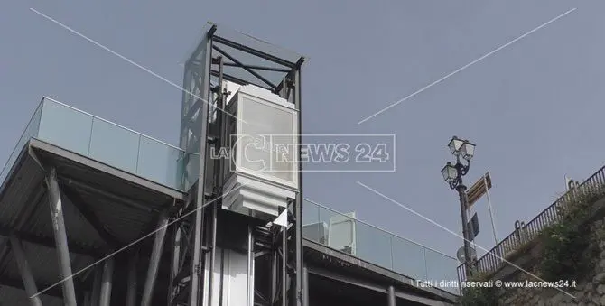 Catanzaro e quell’ascensore che funziona ad intermittenza - VIDEO