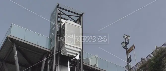 Catanzaro e quell’ascensore che funziona ad intermittenza - VIDEO