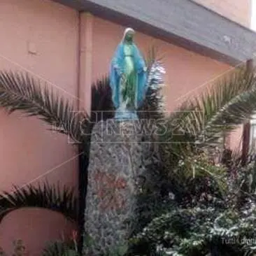 Vandalismo sacrilego, imbrattata statua della Madonna