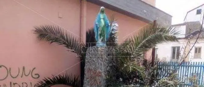 Vandalismo sacrilego, imbrattata statua della Madonna