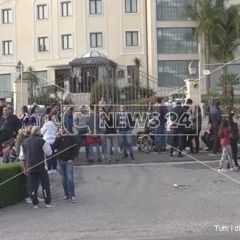 Delirio bianconero, in centinaia a Crotone ad aspettare la Juventus - VIDEO