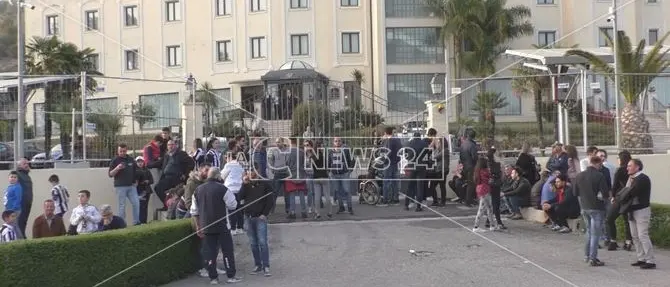 Delirio bianconero, in centinaia a Crotone ad aspettare la Juventus - VIDEO