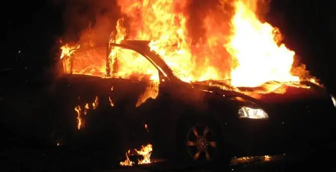 Cutro, un ordigno danneggia l’auto di un allevatore