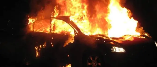 Cutro, un ordigno danneggia l’auto di un allevatore