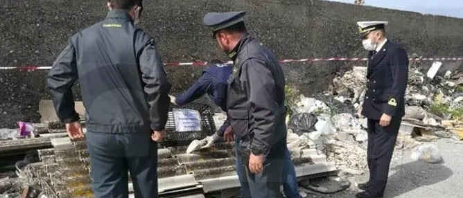 Eternit a ridosso del fiume, sequestrata discarica abusiva