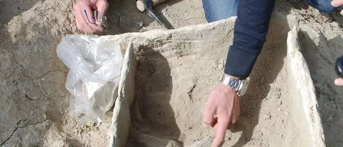 Una tomba dell' età del Bronzo medio ritrovata dai finanzieri a Crotone - VIDEO