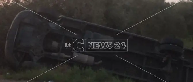 Catanzaro, incidente sulla statale 106: furgone si ribalta