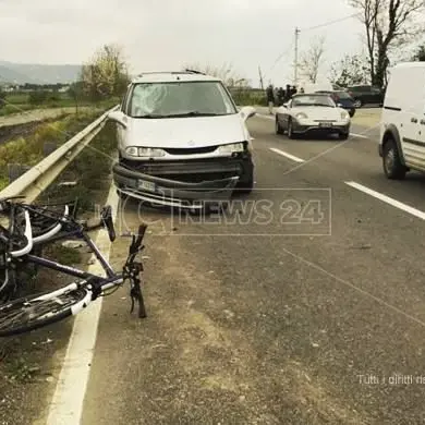 Ciclista travolto sulla statale 18, trasportato in ospedale