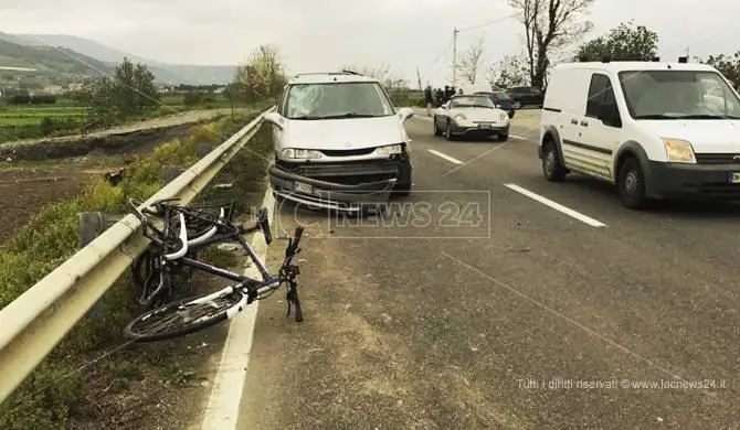 Ciclista travolto sulla statale 18, trasportato in ospedale