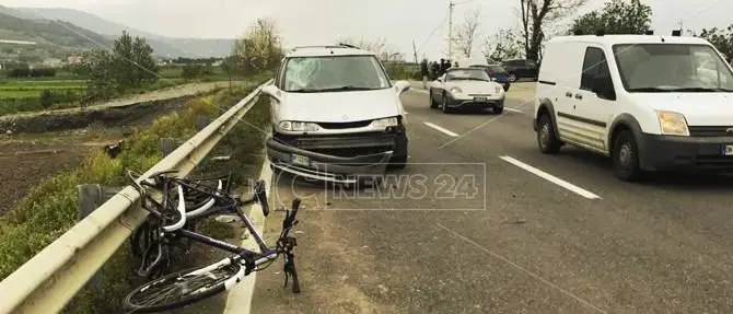 Ciclista travolto sulla statale 18, trasportato in ospedale