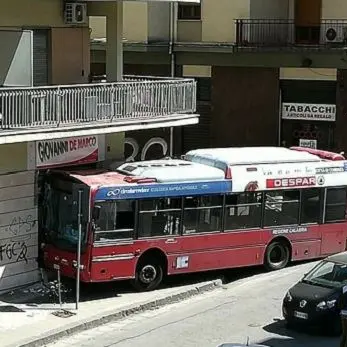 Cosenza, bus sfonda la vetrina di un negozio in pieno centro