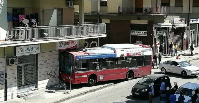 Cosenza, bus sfonda la vetrina di un negozio in pieno centro