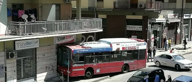 Cosenza, bus sfonda la vetrina di un negozio in pieno centro