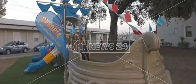 Il parco giochi dell'Unicef al Cara di Isola Capo Rizzuto -VIDEO