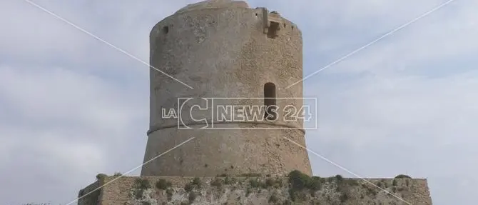 Isola Capo Rizzuto, cittadini incontrano parlamentari M5s per la Torre Vecchia