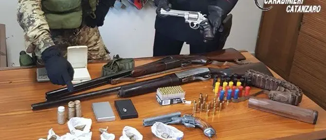 Chiaravalle, armi e munizioni in un armadietto blindato