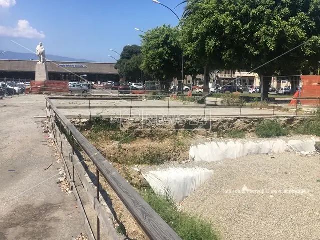 Reggio Calabria, degrado e incuria a Piazza Garibaldi - VIDEO