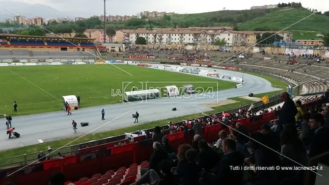 Malore per l'arbitro di Cosenza-Rende, derby rinviato di un'ora