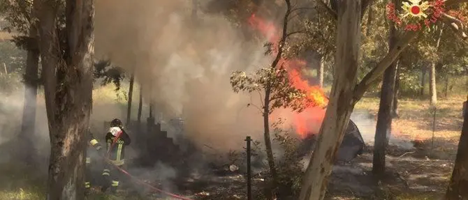 Esplode una roulotte a Sellia Marina, panico tra i residenti