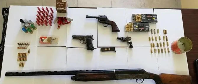 Scandale, due arresti per detenzione illegale di armi - VIDEO