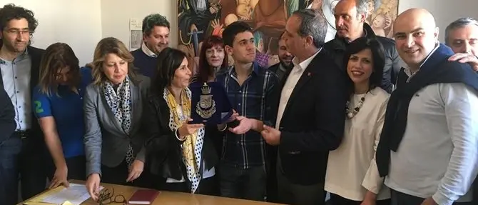 Un piccolo gesto di grande civiltà: uno studente, da solo, pulisce la villetta abbandonata all'incuria