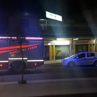In fiamme supermercato a Castrolibero, probabile intimidazione
