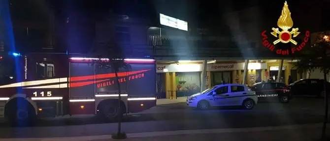 In fiamme supermercato a Castrolibero, probabile intimidazione