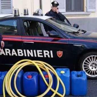 Rubano carburante per rivendenderlo sul mercato nero, due arresti a Sellia