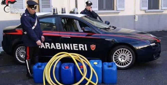 Rubano carburante per rivendenderlo sul mercato nero, due arresti a Sellia