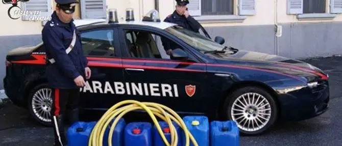 Rubano carburante per rivendenderlo sul mercato nero, due arresti a Sellia