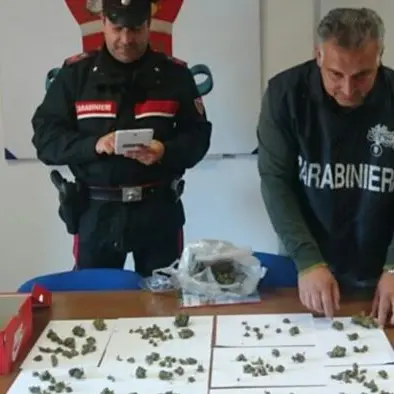 155 dosi di droga in una scatola da scarpe, arrestati due fratelli
