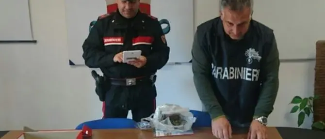 155 dosi di droga in una scatola da scarpe, arrestati due fratelli