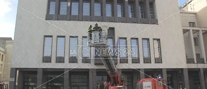 Lastra di marmo si stacca dalla facciata del Comune: paura a Cosenza - VIDEO