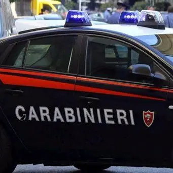 Squillace, alla vista dei carabinieri lancia la droga dal finestrino: arrestato