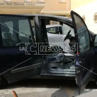 Sant'Eufemia, docenti aggrediti e rapinati. Lanciato fumogeno contro l'auto - VIDEO