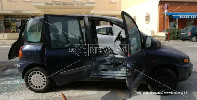 Sant'Eufemia, docenti aggrediti e rapinati. Lanciato fumogeno contro l'auto - VIDEO