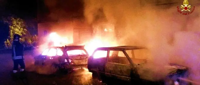 Notte di fuoco a Isca sullo Ionio, due auto in fiamme