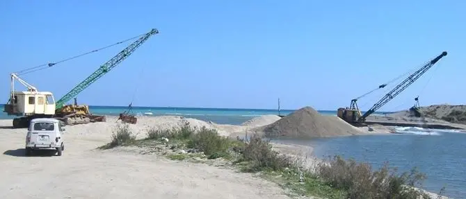 Laghi di Sibari, ancora insabbiato il Canale degli Stombi - VIDEO