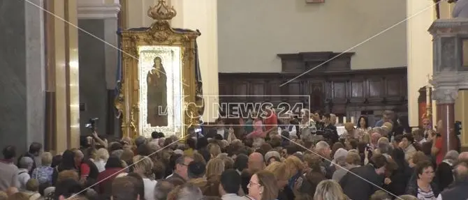 La “calata” della Madonna di Capocolonna, fede e commozione a Crotone - VIDEO