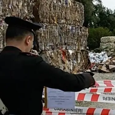 Quintali di rifiuti in un terreno, sequestrata discarica nel Reggino