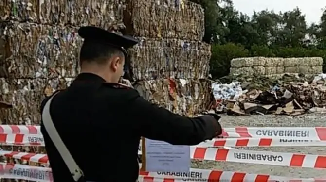 Quintali di rifiuti in un terreno, sequestrata discarica nel Reggino