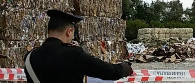 Quintali di rifiuti in un terreno, sequestrata discarica nel Reggino